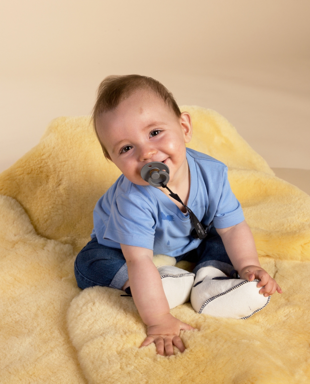 Baby auf Lammfelleinlage